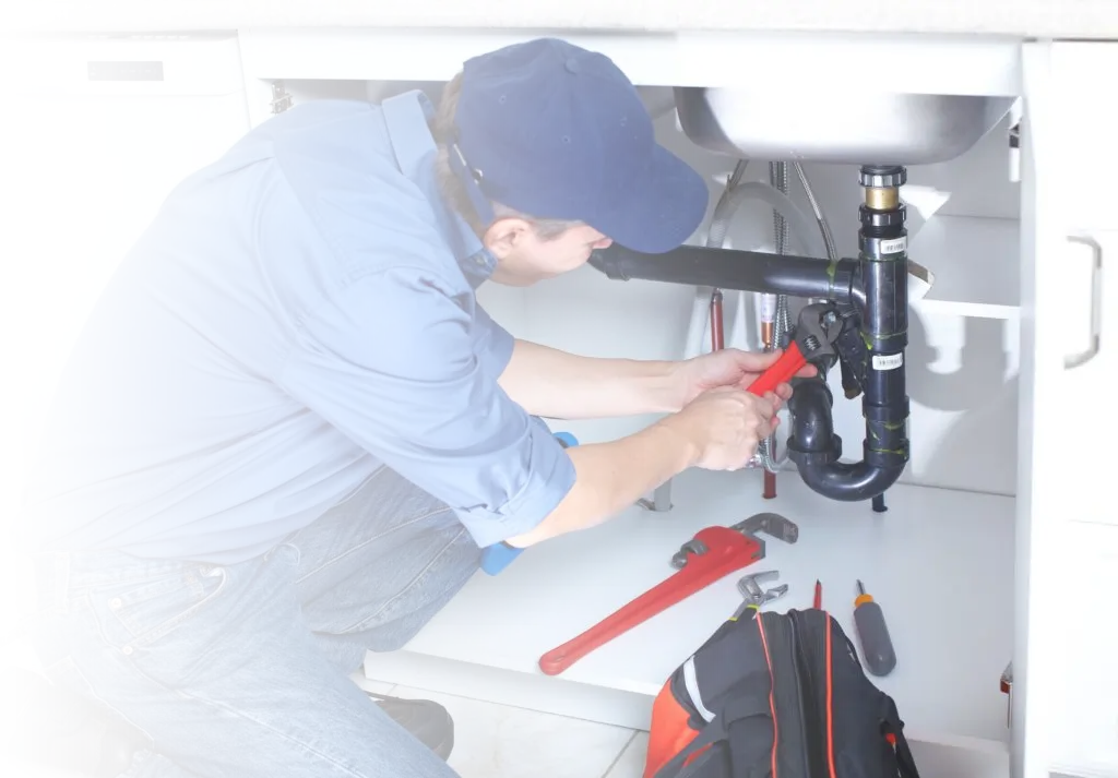 Reparación de fuga de agua por fontanero profesional en Murcia